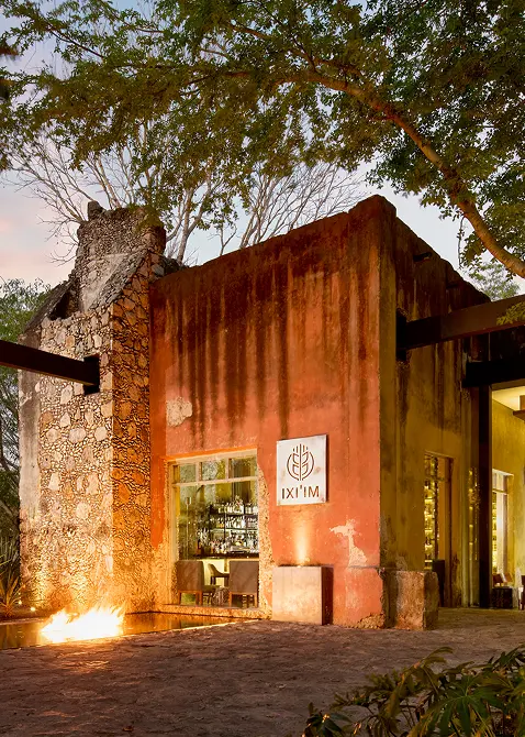 Fachada del Restaurante IXI’IM al atardecer